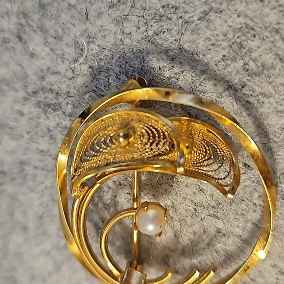 WINARD 12K GF Faux Pearl on Gold Filled 1 3/8"Dia. Brooch - Picture 2 of 6
